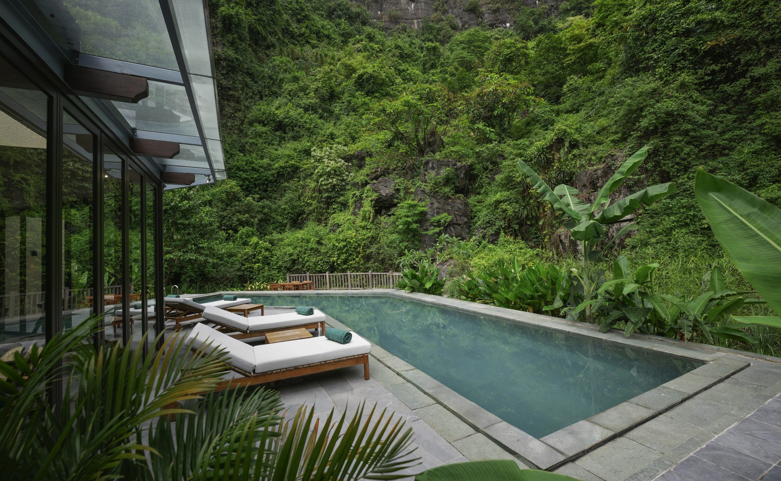 Relaxing by the pool with a view of the karsts, the perfect end to a day of exploration on the river.