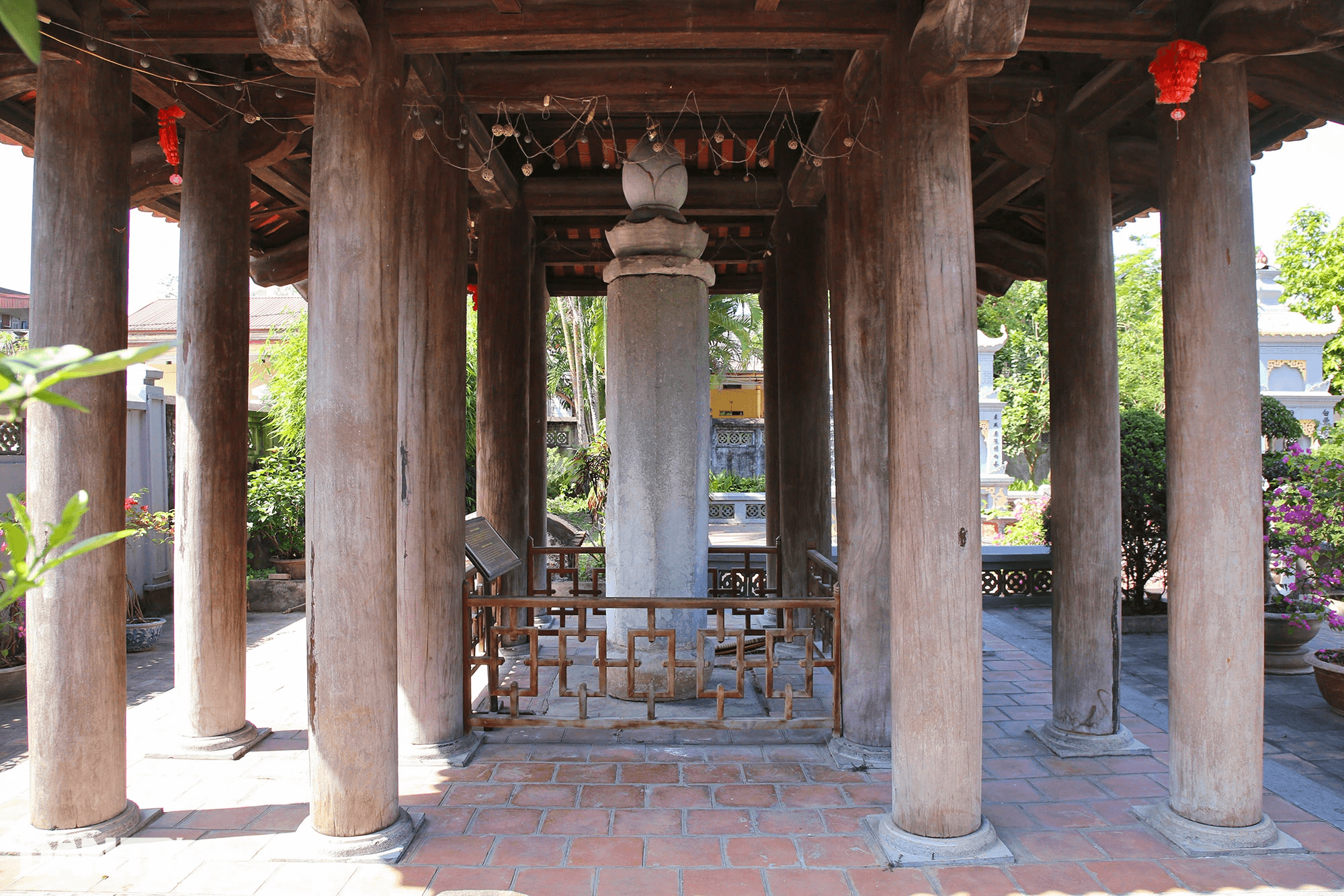 Ancient inscriptions on the stone pillar, reflecting the spiritual beliefs and prayers for peace during the early dynasties at Hoa Lư.