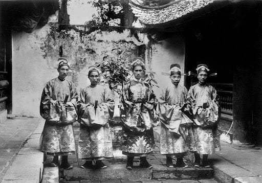 Vietnamese mandarin in wearing the robe is called "mãng bào" in which "mãng" is a four-clawed dragon, reserved for princes and high-ranking mandarins (whereas "long bào" in which "long" is a five-clawed dragon is reserved for emperors)