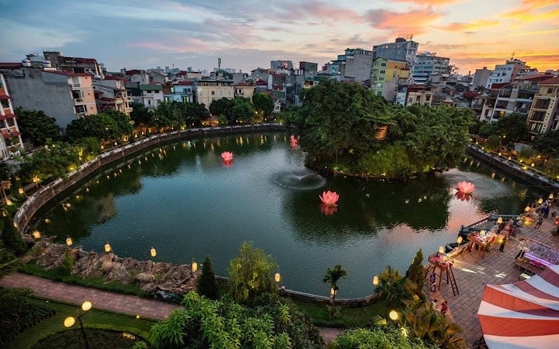 The lake symbolizes "Tụ Thủy" (Gathering of Water), representing the accumulation of talent and wisdom (feng shui).