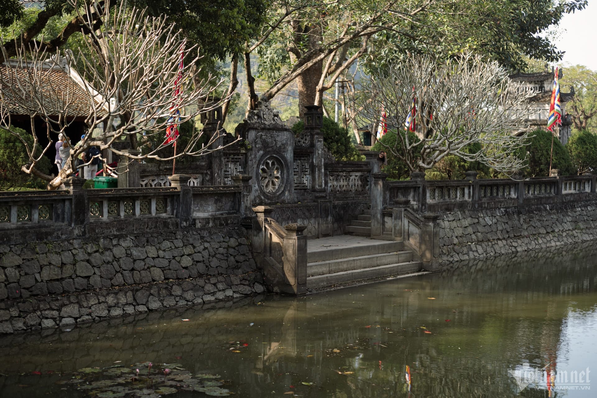 Elegant dragon and phoenix motifs reflecting the artistic standards of the traditional ideology 