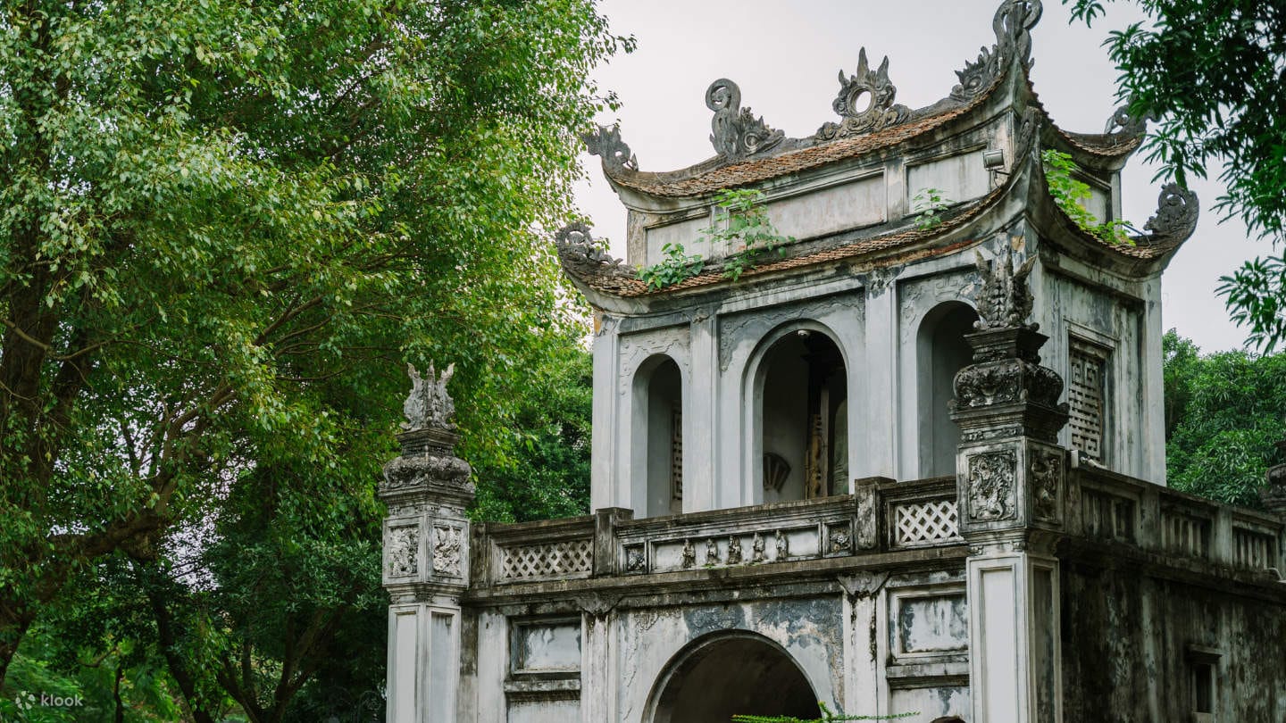 The sequence of five enclosed courtyards, representing the gradual path from the profane to the sacred knowledge.