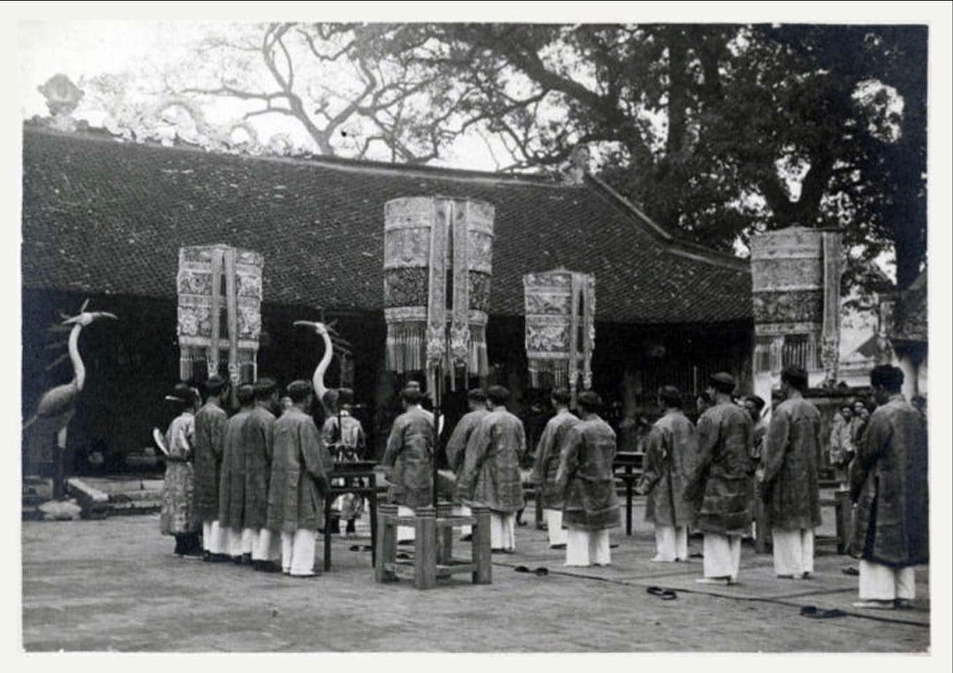 A Picture depicting scholars in formal rituals and ceremonies to honor confucius