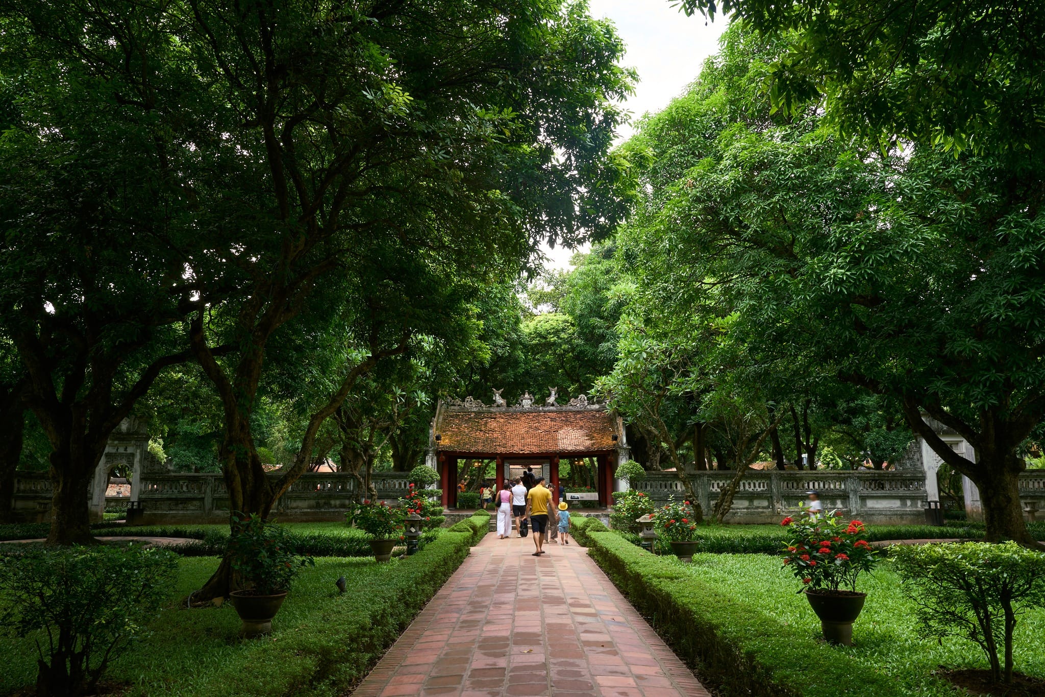 he journey through the Temple of Literature begins at the Great Middle Gate