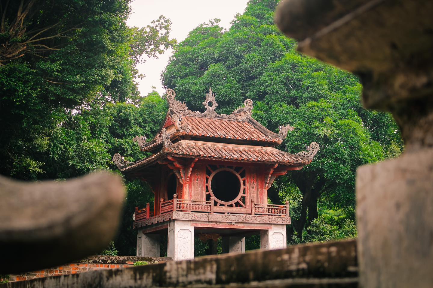 The four circular windows of the pavilion, symbolizing the shining light and brilliance of knowledge radiating outwards.