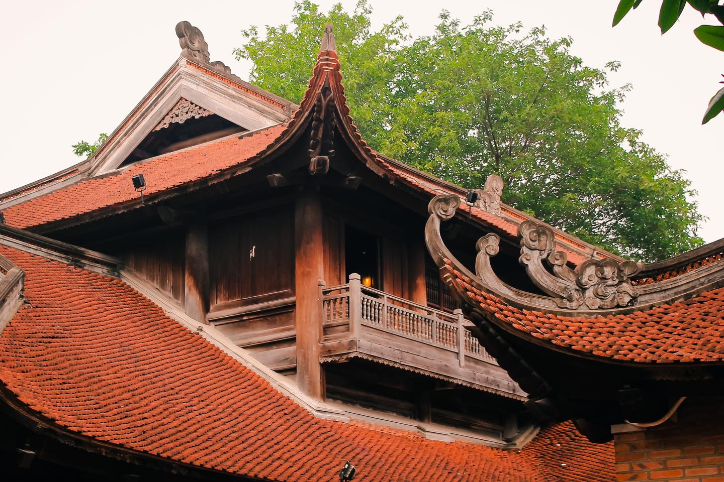 The Dai Bai Duong (Great House of Ceremonies) is the main building where major ceremonies take place.
