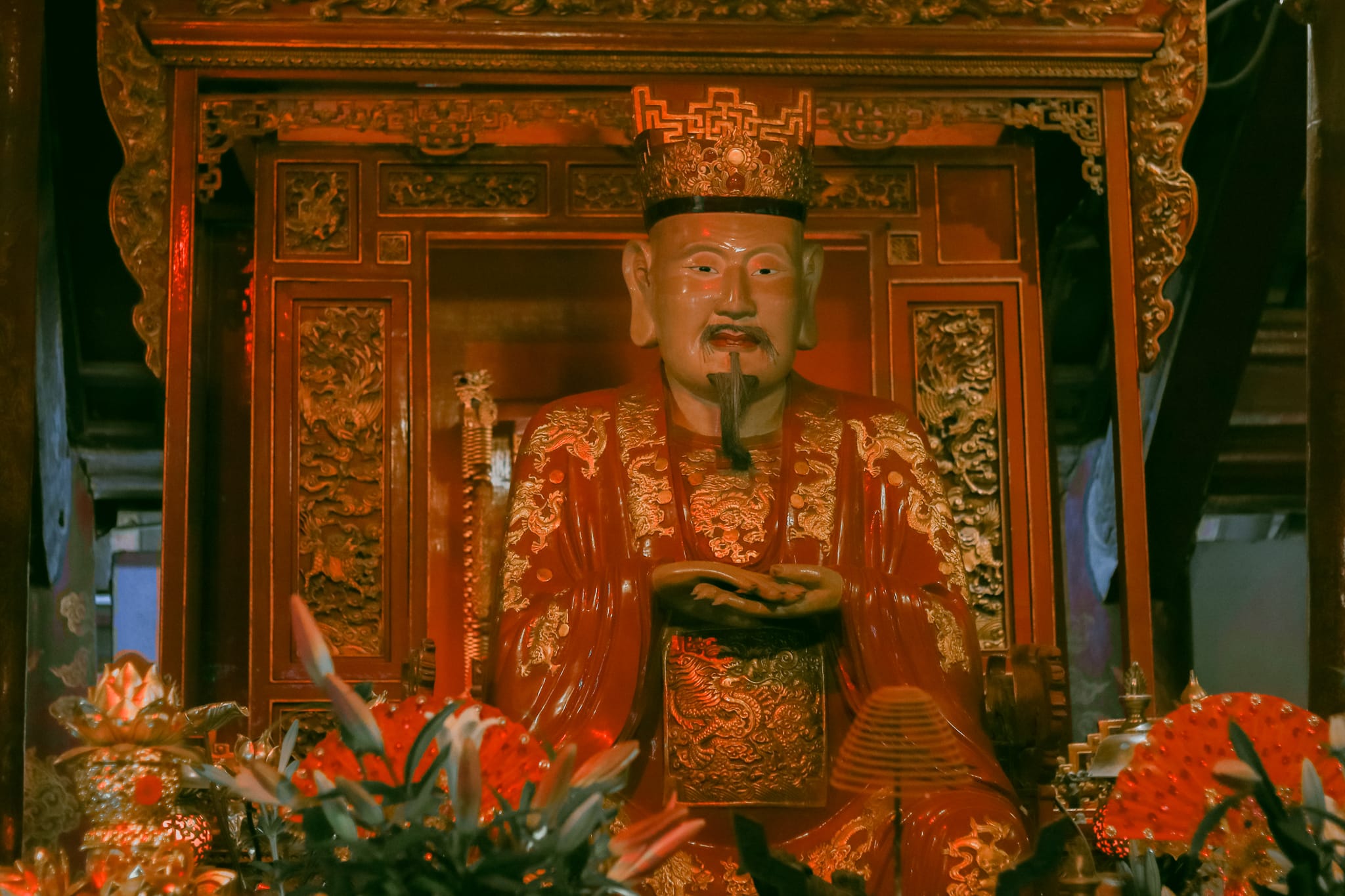 The central statue of Confucius, flanked by his four meticulously positioned Sages (Tứ Phối).
