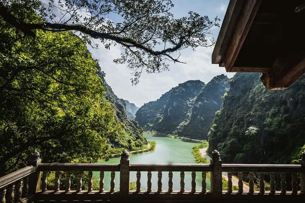 The breathtaking view of Am Tien Cave's crystal-clear lake (5,000m²), nestled amidst towering karst cliffs.