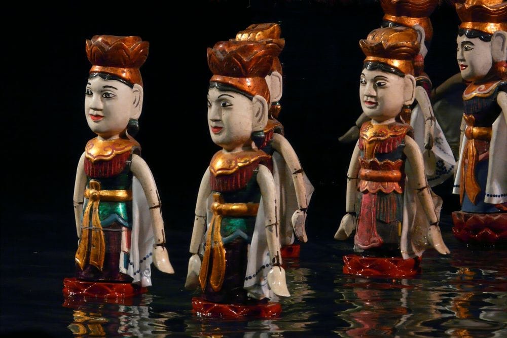The Văn Hồ area, with its picturesque setting, is frequently utilized for traditional music & folks performance