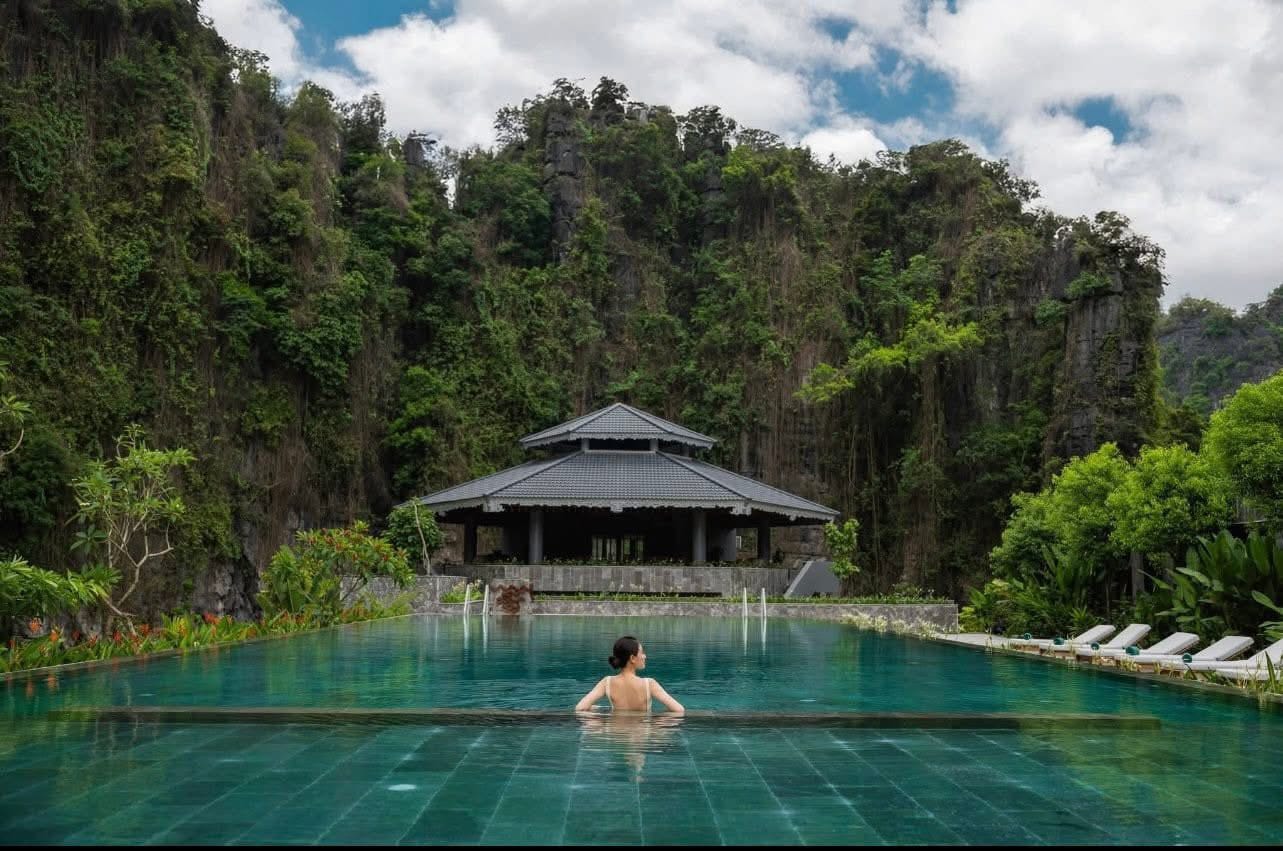 Luxurious accommodations, from deluxe rooms to private pool villas, offering a high-end stay near Hoa Lư Ancient Capital