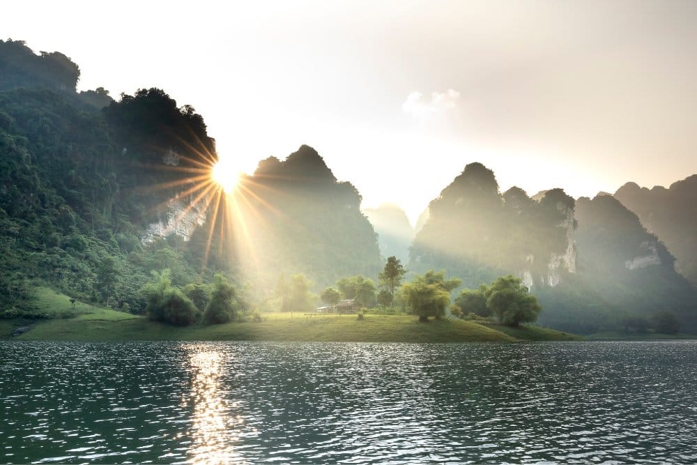 The shared challenge of the sunrise hike to Hang Múa