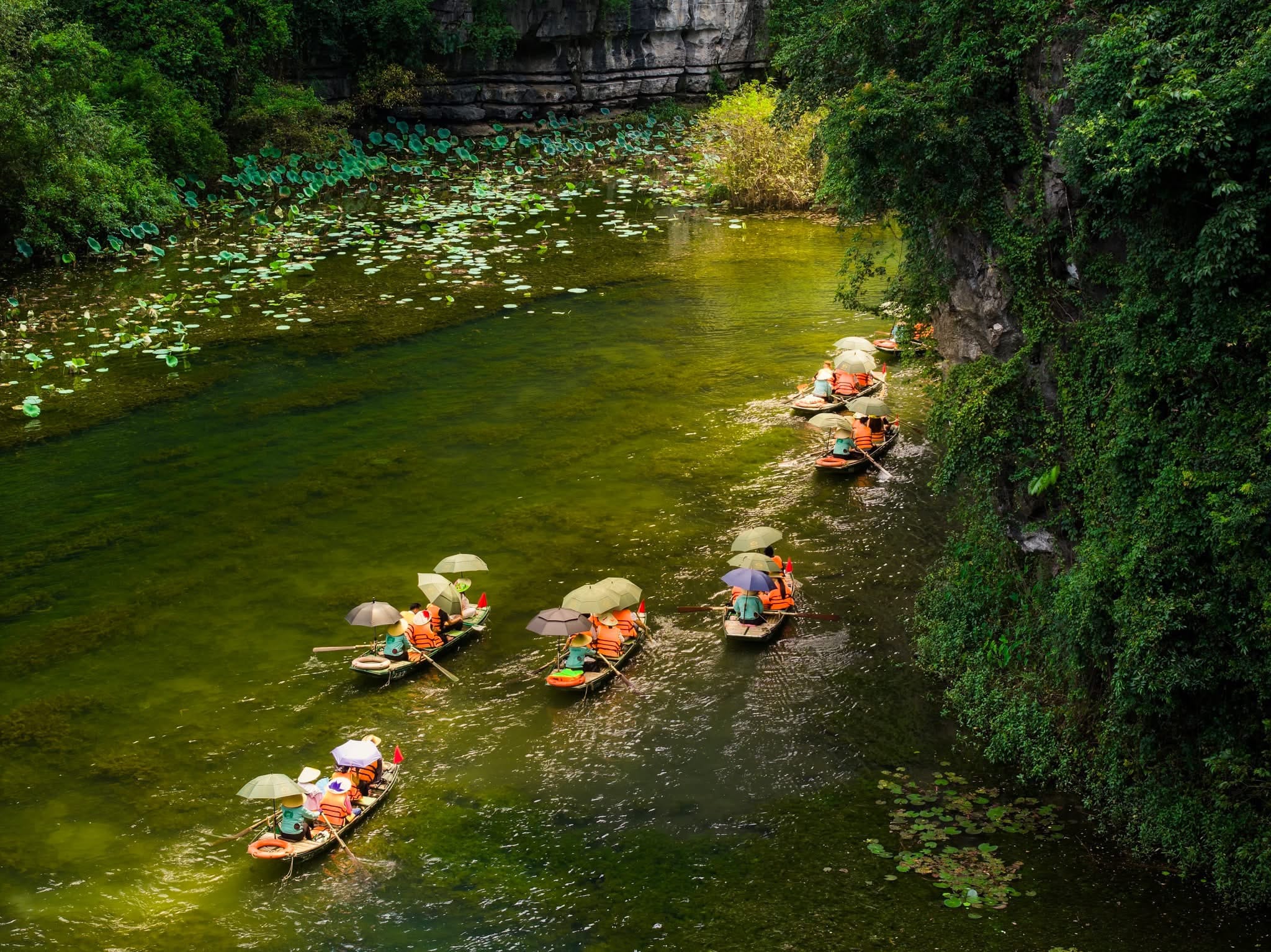 The poetic beauty of Tam Coc, often called the “Ha Long Bay on land,” a must-see near Hoa Lư Ancient Capital