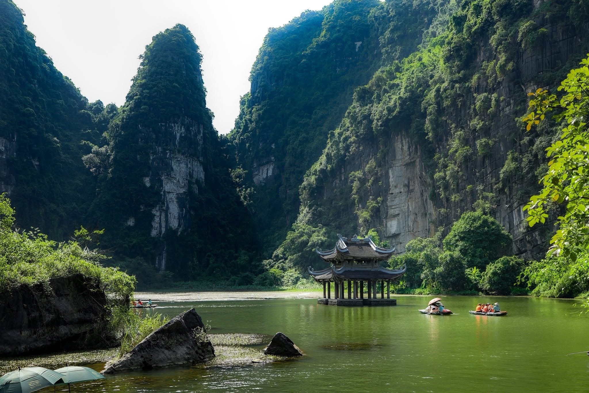 Combining history and nature with a visit to the ancient capital of Hoa Lu near Trang An Ninh Binh