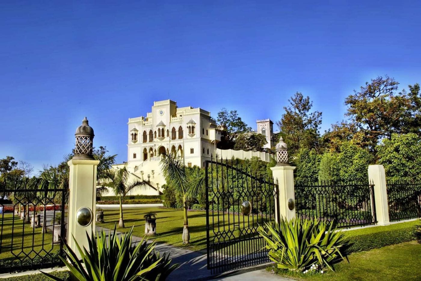 The iconic palace setting of Ananda, offering royal indulgence and deep healing in the Himalayas.