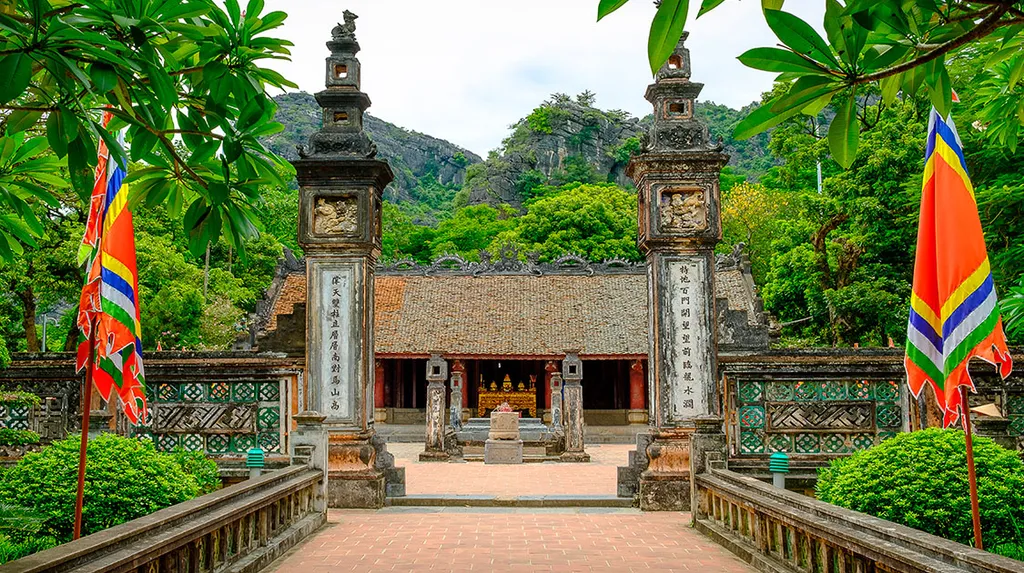 Exploring ancient royal temples and UNESCO river routes on Day 1 of your ninh binh 3 day classic tour.