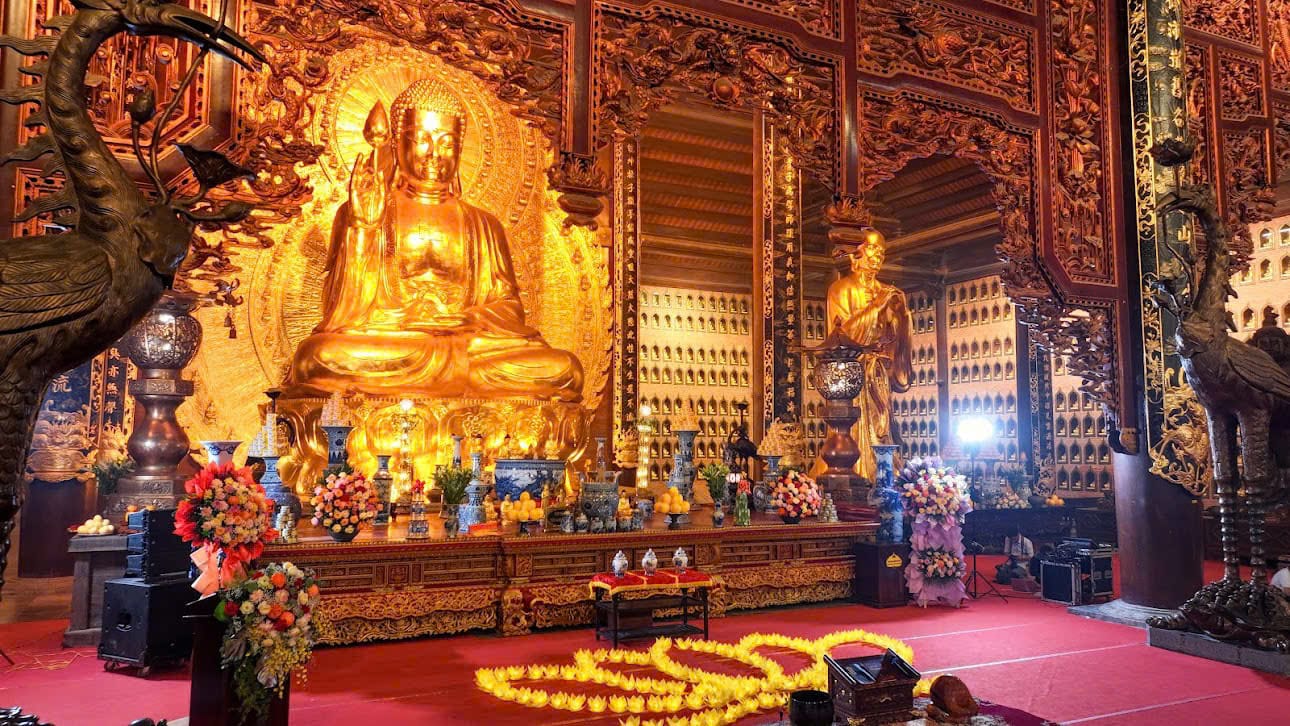 The impressive 100-ton gilded bronze Shakyamuni Buddha statue, the largest of its kind in Vietnam