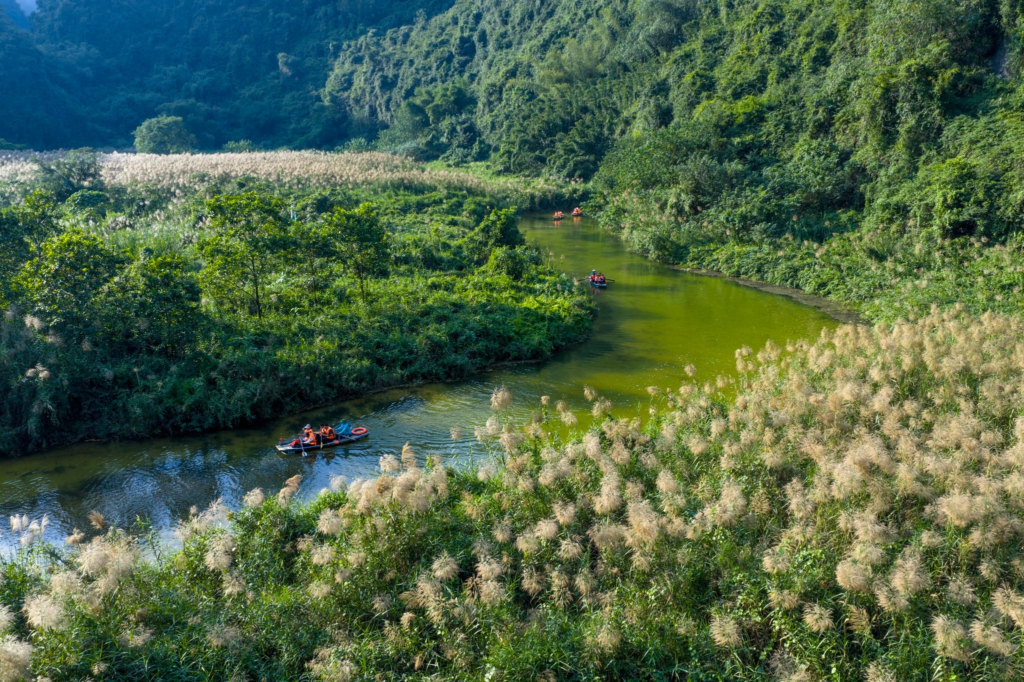 A tranquil scene showing just one sampan on the water, emphasizing the lack of crowds.