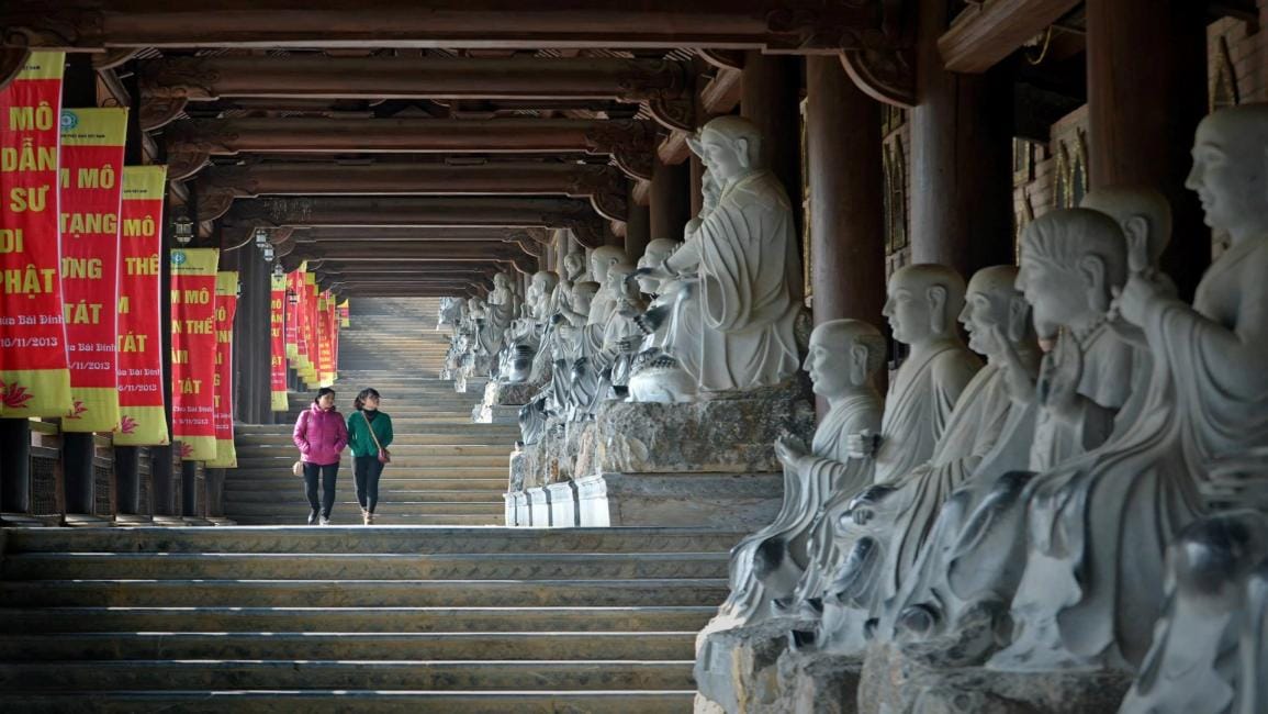 The endless expanse of the 1,700-meter Arhat Corridor, featuring 500 hand-carved stone statues.