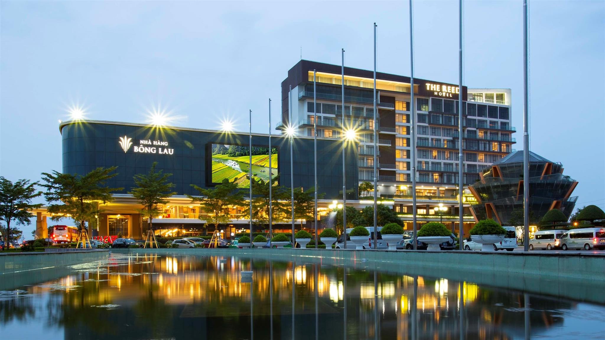 Urban convenience and high-standard service at The Reed, a polished and professional Trang An Resort alternative.