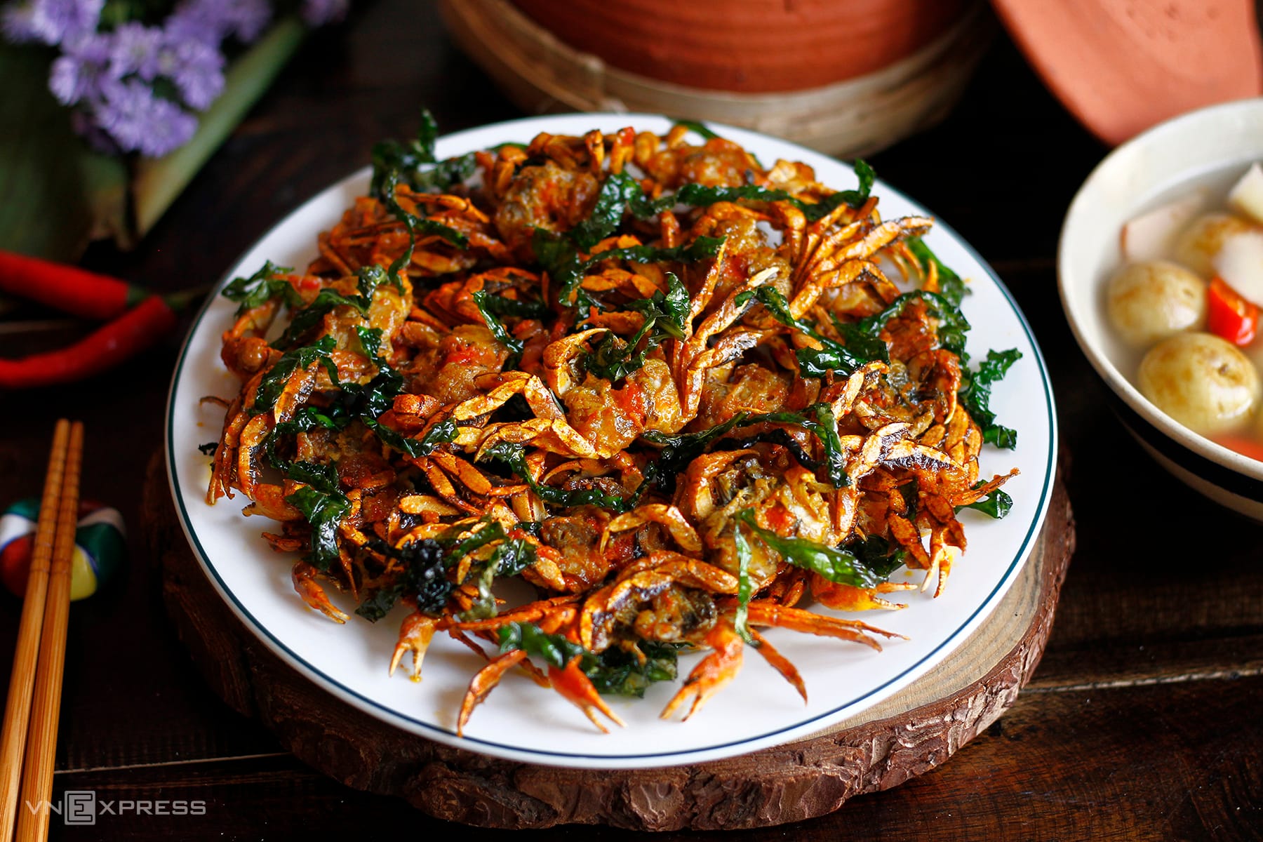 Savory and aromatic, the Traditional Field Crab with Lolot Leaves is a rustic Ninh Binh specialty that captures the authentic flavors of the northern Vietnamese countryside.