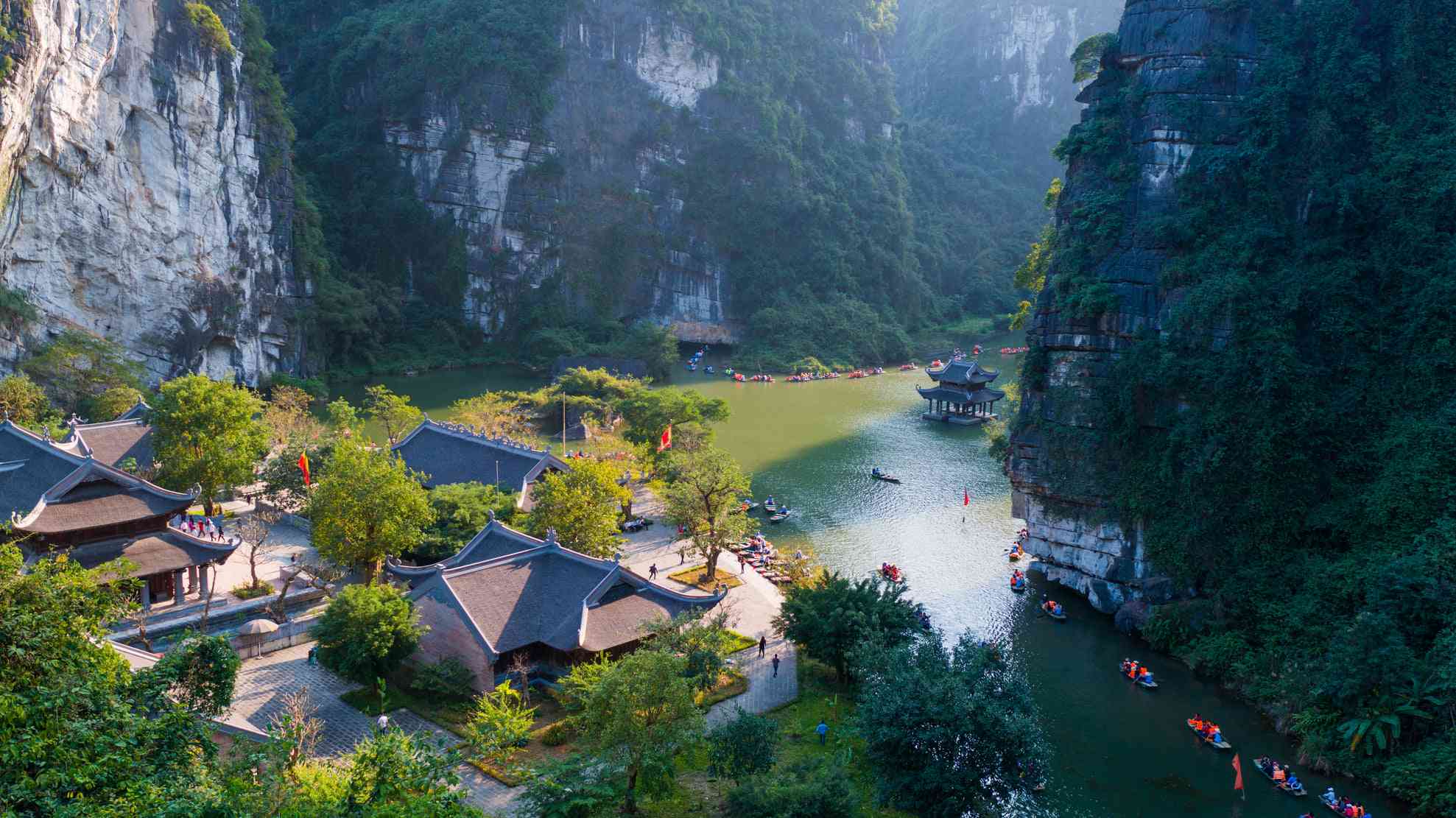 From cavernous loops to pastoral drifts: the Trang An vs Tam Coc route guide.