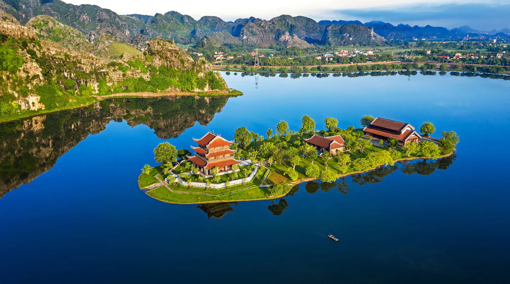 Dòng Sào Khê hiền hòa – nơi từng chứng kiến cuộc hành trình dời đô lịch sử từ Hoa Lư về Thăng Long ngàn năm văn hiến.