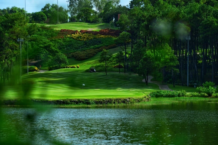 Incorporating a cool, refreshing lake basin escape into your custom ninh binh itinerary.